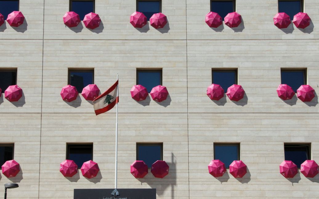 Рожеві парасольки прикрашають фасад Міністерства охорони здоров&#039;я Лівану. Це частина кампанії, спрямованої на підвищення рівня інформованості про профілактику раку молочної залози. / © Reuters