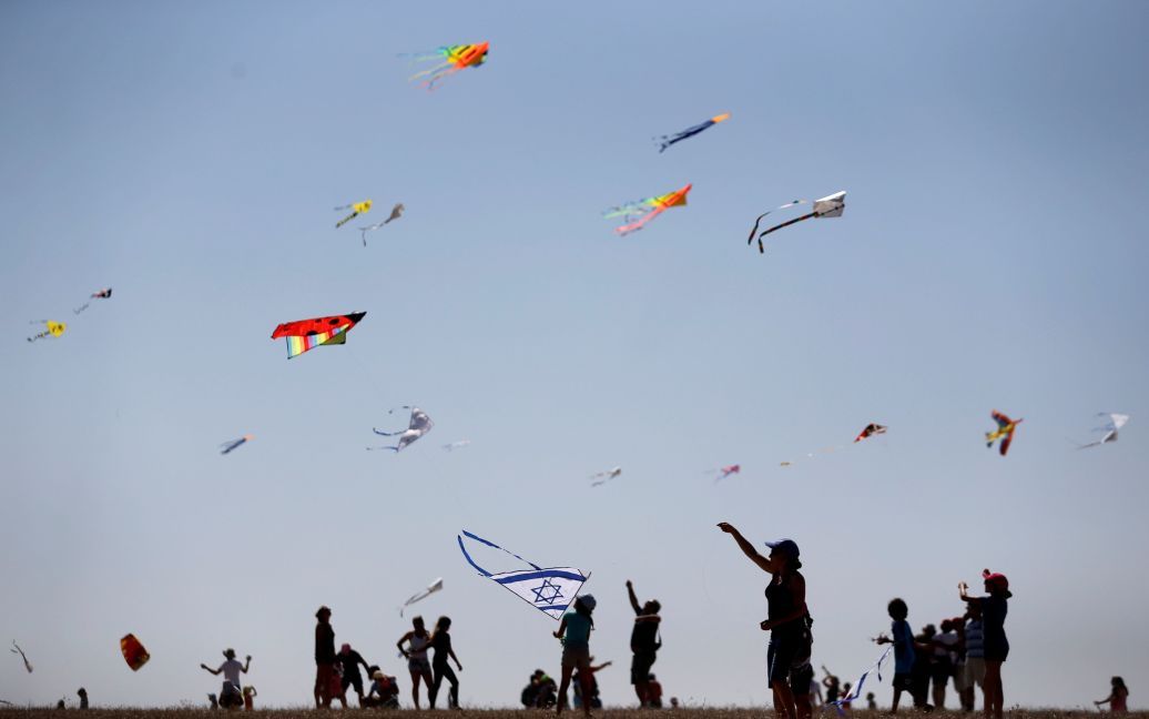 Израильтяне запускают воздушных змеев во время праздника Рош ха-Шана в Национальном парке Бейт-Гуврин недалеко от города Кирьят-Гат. / © Reuters