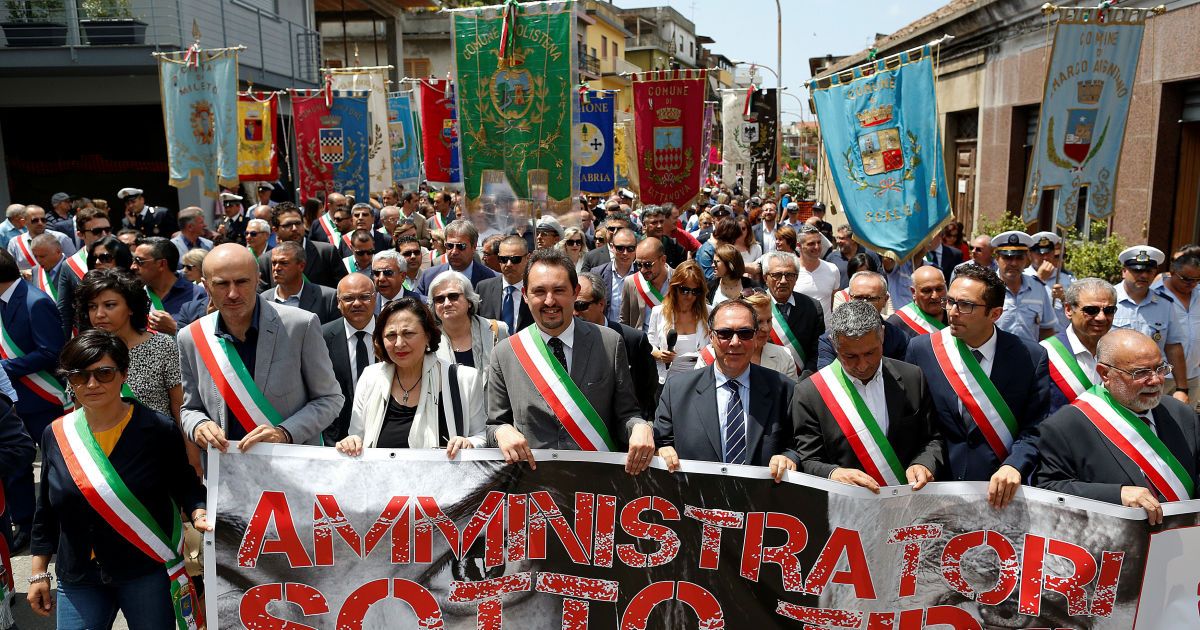 Митинг против насилия мафиози в Калабрии.