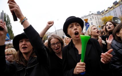 После массовых протестов власть Польши отказалась от идеи запрета абортов
