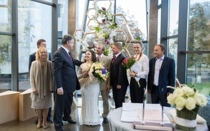 Порошенко пришел на свадьбу к паре из Донецка