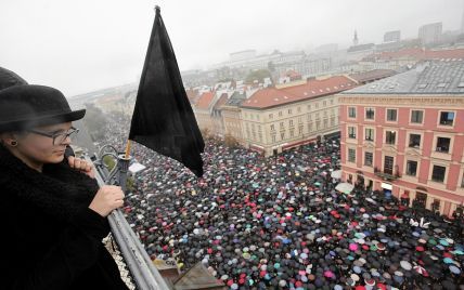 "Черные" протестующие вернулись на улицы Польши