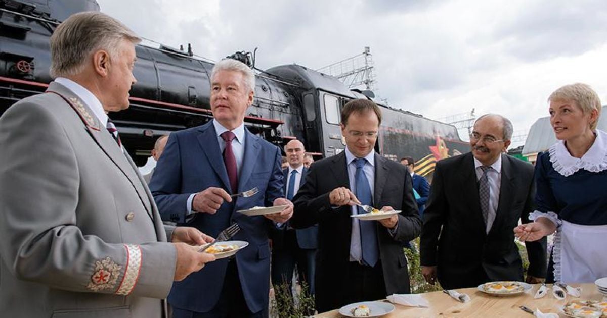 Российских чиновников кормили с лопаты / © Агентство "Москва"