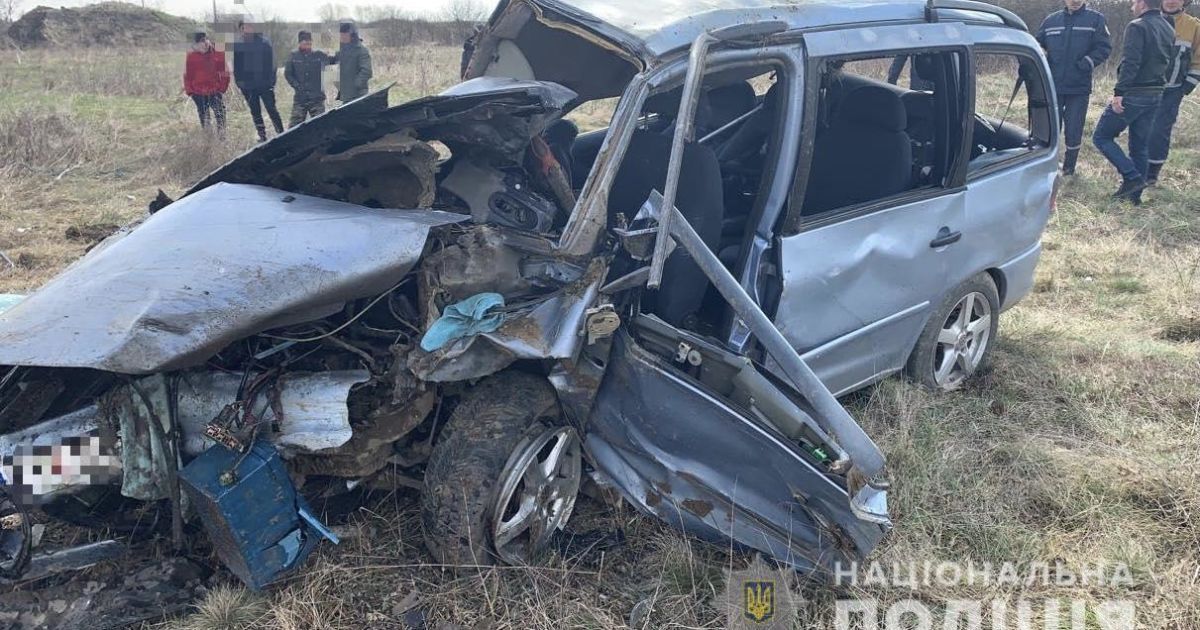 Пострадавшего спасали очевидцы: в Закарпатской области в смертельном ДТП погибли два человека (фото)
