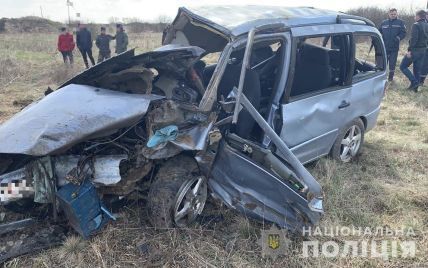 Постраждалого рятували очевидці: у Закарпатській області в смертельній ДТП загинуло двоє людей (фото)