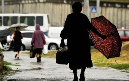 Погода среды заставляет украинцев одеваться очень тепло и брать с собой зонты