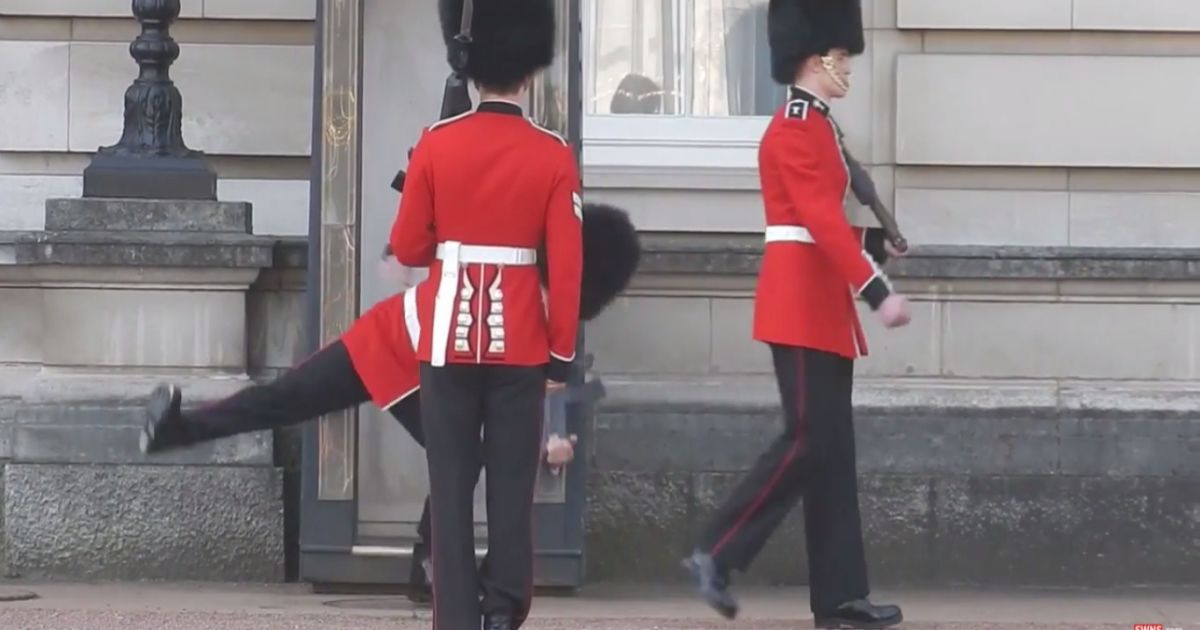 Вартовий впав на очах у натовпу туристів