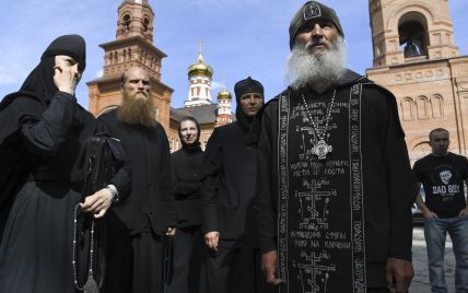 У Росії духовний наставник Поклонської та ковід-дисидент із бойовиками захопив жіночий монастир