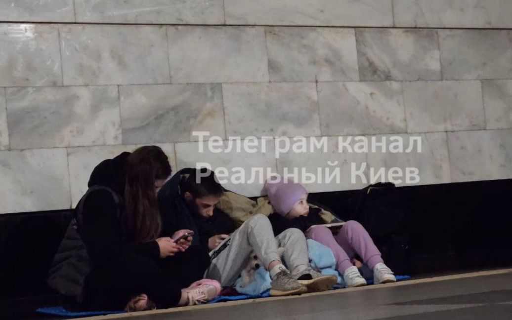 Люди перечікують повітряну тривогу у метро / © из соцсетей