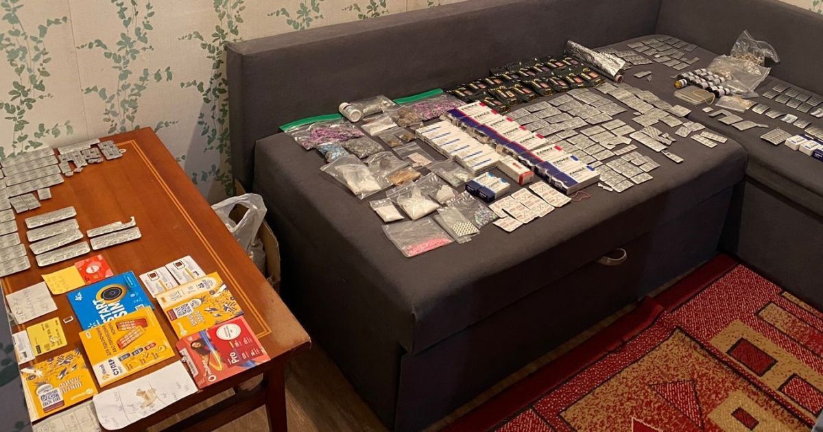 Полиция изъяла у задержанной наркотики и психотропы стоимостью 3 млн грн