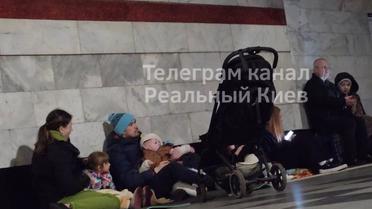 Люди перечікують повітряну тривогу у метро / © із соцмереж