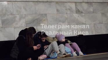 Люди перечікують повітряну тривогу у метро / © із соцмереж