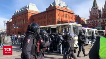 У десятках міст Росії відбулися масові антивоєнні мітинги, протестувальники співали гімн України
