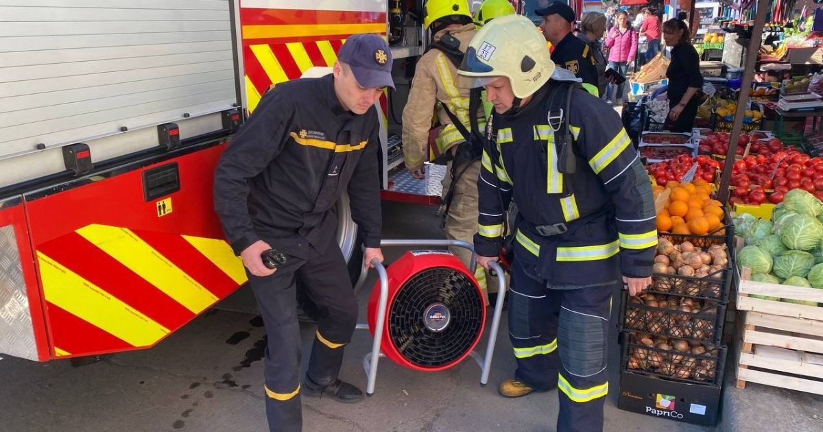 Пожежа на центральному ринку у Рівному, фото / ДСНС