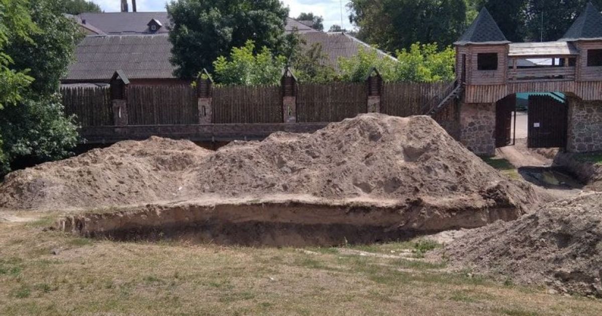 Під час встановлення флагштоку в Коростені було зруйноване поселення ХІІ ст і виявлені рештки мамонта