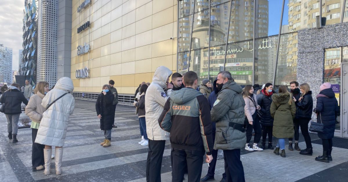В Киеве срочно эвакуируют людей с ТЦ River Mall: видео