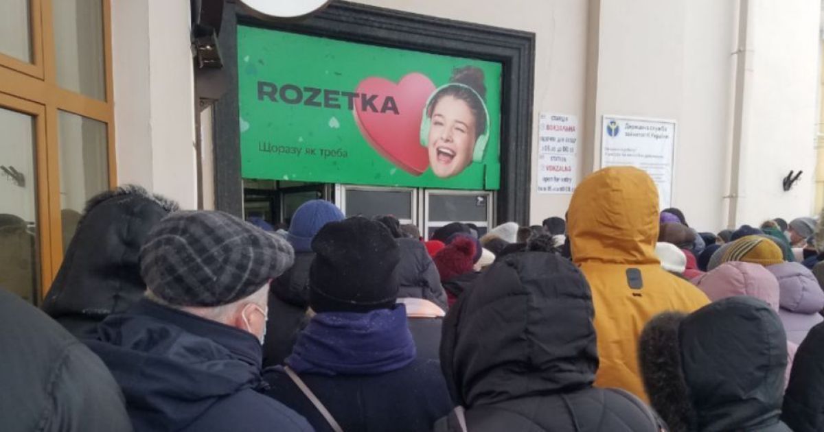 "Соціальна дистанція? Ні, не чули": у київському метро утворилися величезні черги