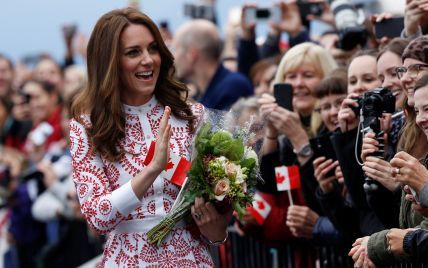 Кембриджи в Канаде: герцогиня Кэтрин вышла к публике в ярком платье от Alexander McQueen