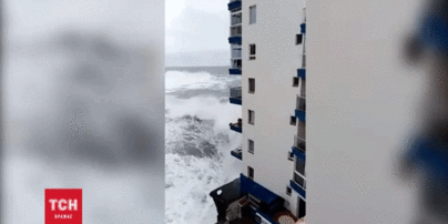 На Канарах потужна хвиля накотилась на багатоповерхівку та знесла кілька балконів