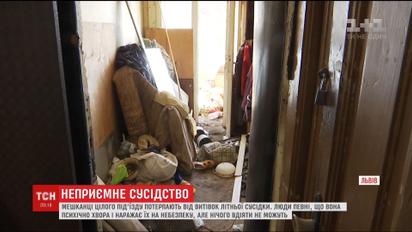Труп за шафою та нестерпний сморід. У Львові від витівок літньої жінки потерпає весь під'їзд