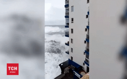 На Канарах потужна хвиля накотилась на багатоповерхівку та знесла кілька балконів