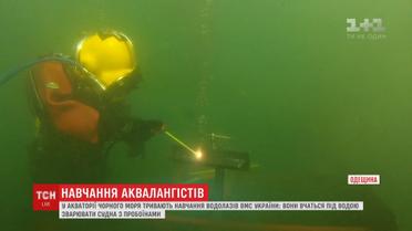 Возле Одессы военные водолазы учатся латать под водой пробоины судов