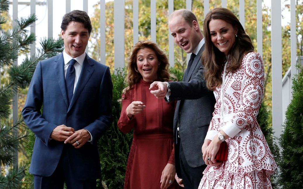 Премьер-министр Канады Джастин Трюдо и его жена Софи, британский принц Уильям и его супруга Кэтрин, герцогиня Кембриджская, смеются, глядя, как дети играют в центре для иммигрантов в Ванкувере, Британская Колумбия, Канада. / © Reuters