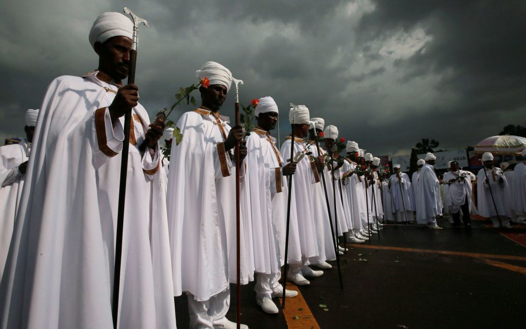 Церковный хор выступает во время фестиваля Мескель в память об открытии истинного креста, на котором был распят Иисус Христос, на площади Мескель в столице Эфиопии Аддис-Абеба. / © Reuters