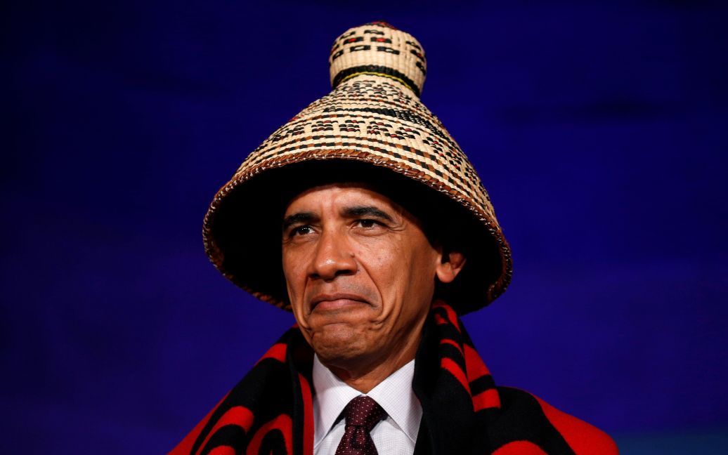 Президент США Барак Обама смотрит вверх, в то время как его чествуют перед выступлением на конференции коренных народов в Белом доме в Вашингтоне. / © Reuters