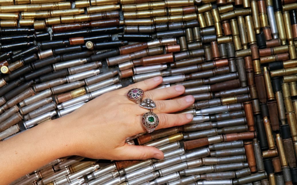 Произведения искусства сделаны из гильз и осколков снарядов. / © Reuters