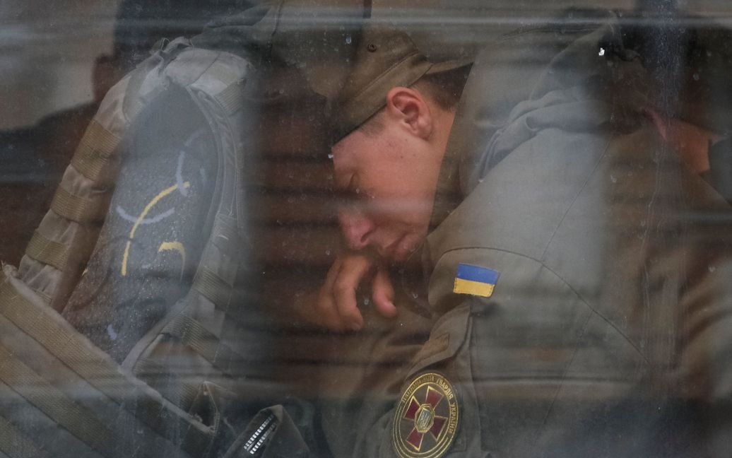Боец Национальной гвардии Украины спит в автобусе перед церемонией встречи президента Израиля Реувена Рівліна в Киеве. / © Reuters
