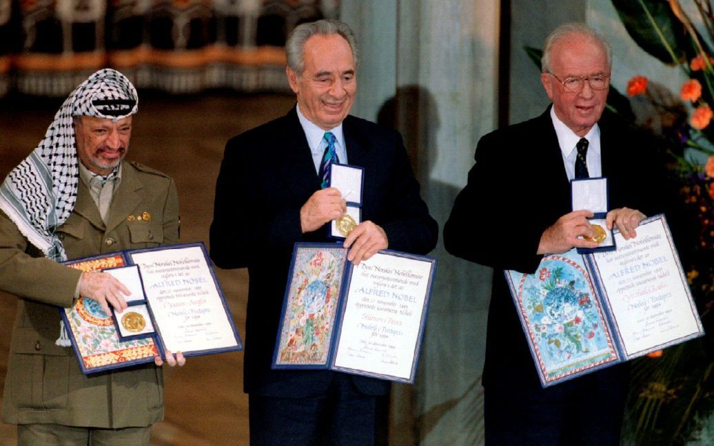 Шимон Перес с Ицхаком Рабином и Ясиром Арафатом / © Reuters