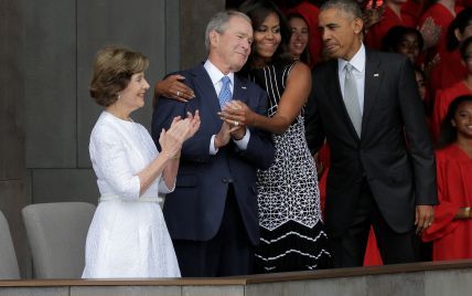 Крутість фото зашкалює. Американку з екс-президентом Бушем сфотографував Обама