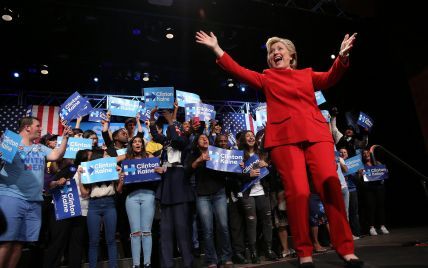 Поддержка Клинтон после дебатов с Трампом выросла - опрос Reuters