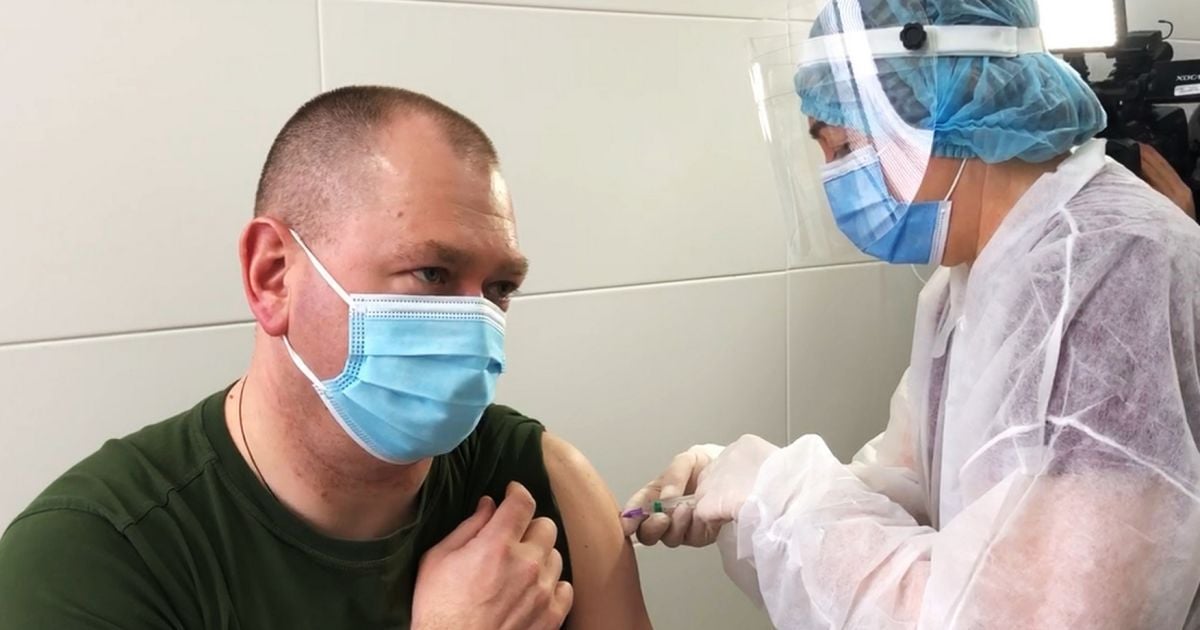 "Безболісна процедура": очільник ДПСУ вакцинувався від COVID-19 разом з іншими прикордонниками