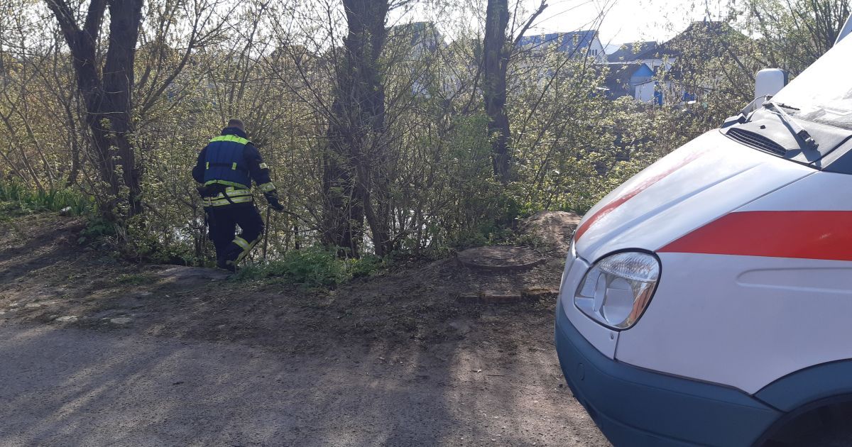 В Киевской области возле реки нашли мертвого мужчину
