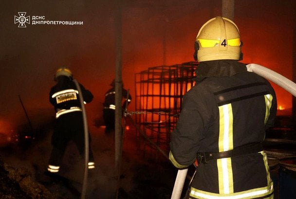 Є загиблі та важкі поранені: РФ вдарила по складах мережі супермаркетів