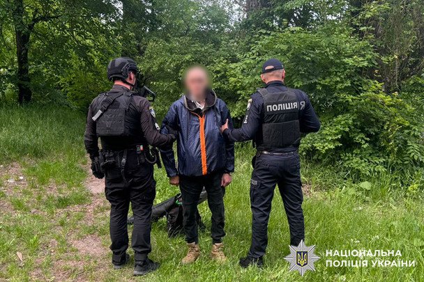 Стрілянина на Хмельниччині: неадекватний чоловік цілився у дітей