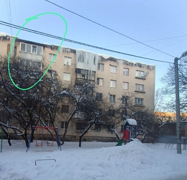 У Тернополі через відмову мешканки управителі будинку не можуть прибрати бурульки з балкона / © Тернопільська міська рада