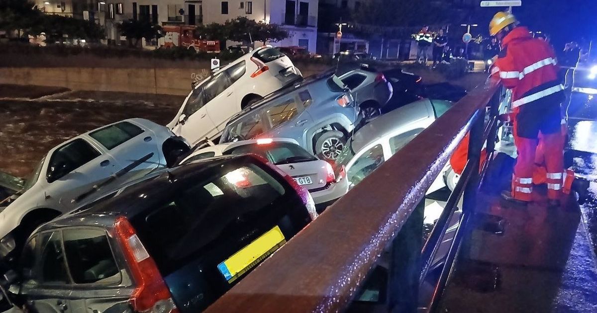 Під час повені в іспанському місті Кадекес з вулиці змило десятки машин