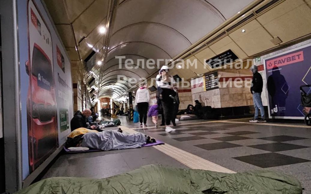 Люди перечікують повітряну тривогу у метро / © із соцмереж
