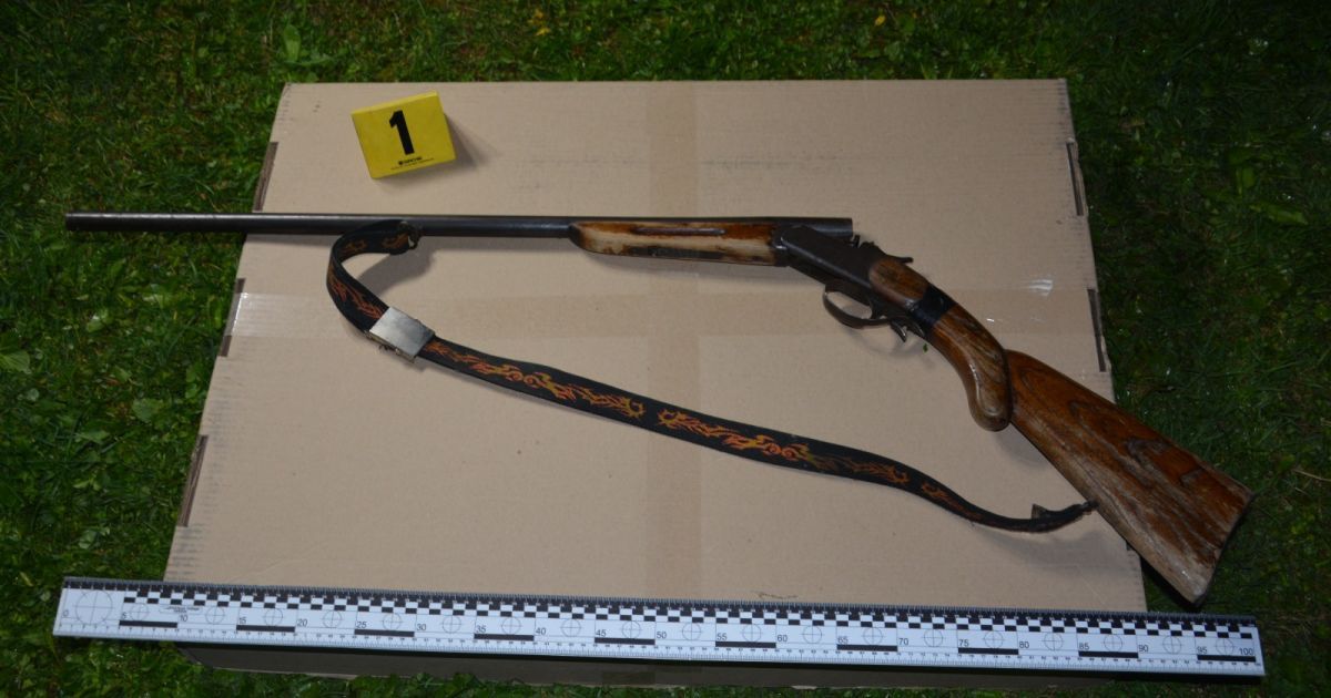Чоловік тричі вистрілив із рушниці