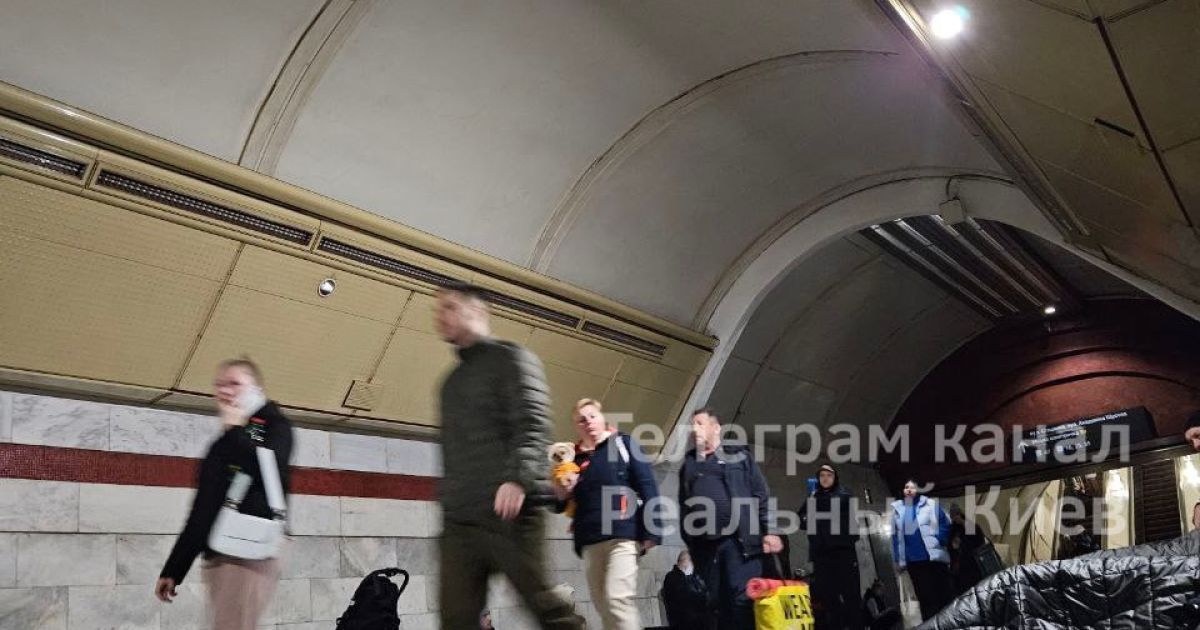 Люди пережидают воздушную тревогу в метро