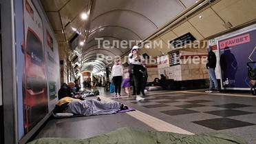 Люди перечікують повітряну тривогу у метро / © із соцмереж