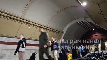 Люди перечікують повітряну тривогу у метро / © із соцмереж