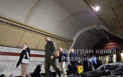 У Мережі з'явилися фото, як люди перечікують повітряну тривогу в метро