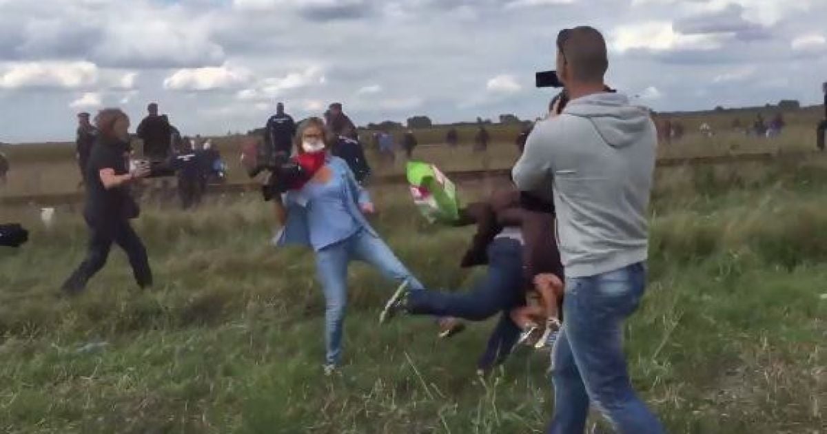 Женщина просто перед камерой сбила беженца с ног