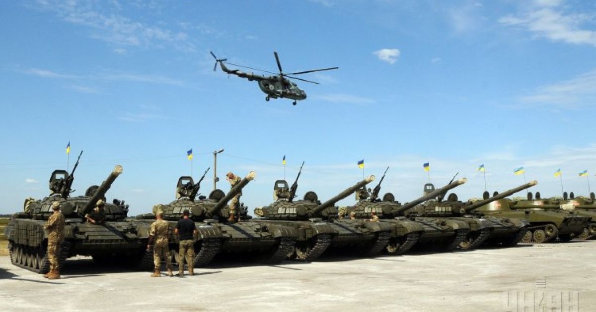 Новая военная техника во время подготовки к торжествам ко Дню независимости на военном аэродроме в Чугуево. В целом подразделениям Вооруженных сил Украины передадут 170 единиц техники, среди которой танки &ldquo;Булат&rdquo;, &ldquo;Грады&rdquo;, &ldquo;Хаммеры&rdquo;, САУ и другие. / © УНИАН