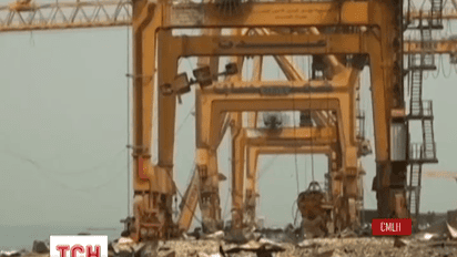 Авиация Саудовской Аравии почти уничтожила порт Ходейда на Красном море в Йемене