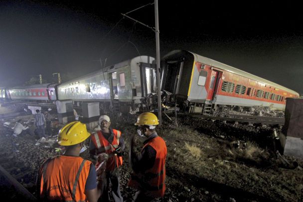 У Індії зіштовхнулися вантажний і пасажирський потяги / © 